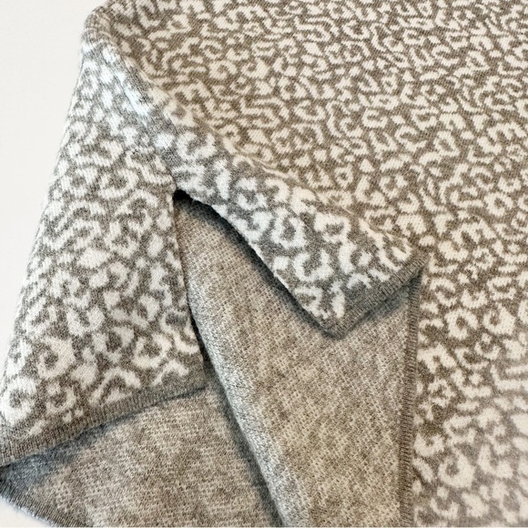 Tahari Leopard Print Gray White Pullover Round Neck Sweater - XL - Picture 7 of 11